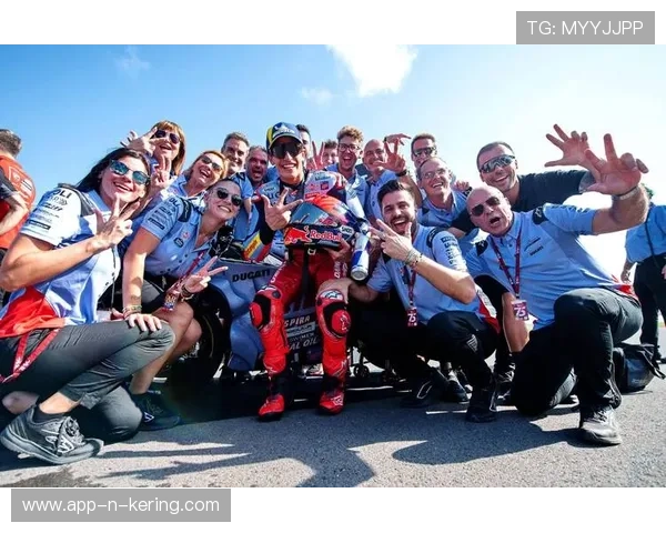 车手拼尽全力的终极冲刺，车手的视频