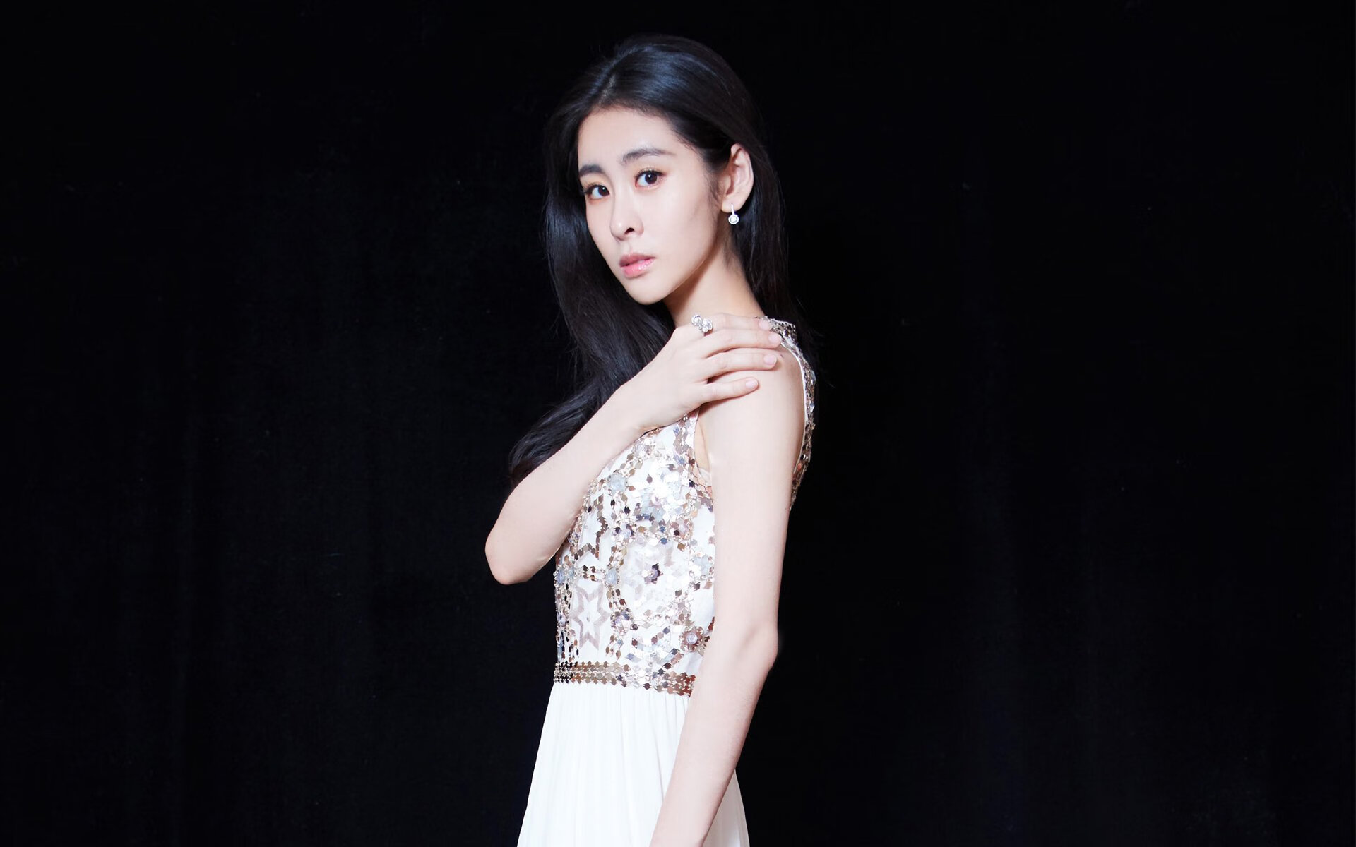 国家队主帅关注联赛表现动态调整选人策略，国家队主帅工资